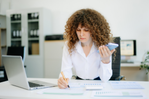 Profissional em ambiente de trabalho representando produtividade tóxica e excesso de tarefas.