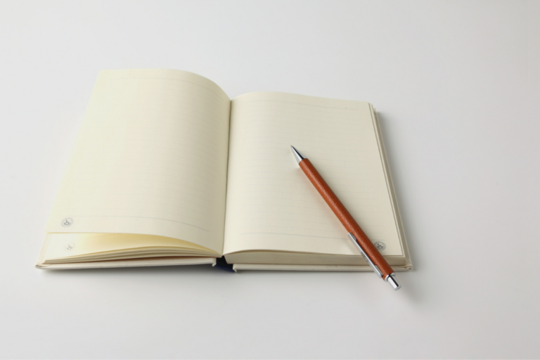 Mesa minimalista organizada com caderno aberto e luz natural, representando clareza profissional e organização do pensamento.