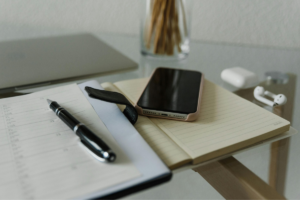 Sustentar clareza ao longo do tempo representado por mesa organizada com caderno aberto e calendário estratégico.