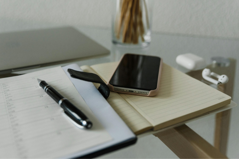 Sustentar clareza ao longo do tempo representado por mesa organizada com caderno aberto e calendário estratégico.